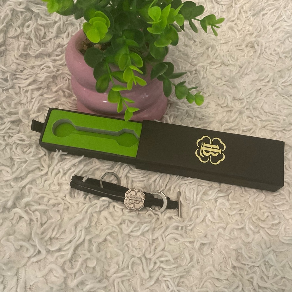 Lucky Brand Keychain Leather Bracelet Clover Charm Key Ring New In Box